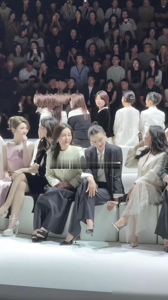 韩栋直播说没戏拍，弹幕全在刷你卡里余额够我干一辈子。
刘涛也喊，不是她不拍，是剧组压根开不了机。董子健、刘昊然排队求剧本，程潇直接喊话有活就行。
听着挺惨对吧？可横店开机量掉到巅峰五分之一，他们喊的是没活，不是没钱。
月薪三千的人不敢失业，他们失业叫空窗期。
以前一部戏八位数，现在降到七位数