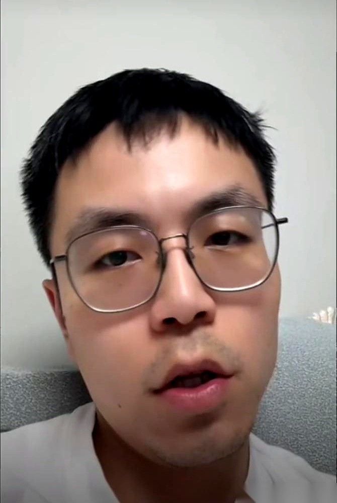 看孙逊带王楚钦，最直观的感觉就是俩字：费劲。
这位当年被刘国梁亲口盖章的“国家队最好陪练”，带陈梦卫冕过奥运会，带国青队拿过一圈世界冠军。现在接手王楚钦，他用的法子最原始，就是下死功夫“磨”。
训练馆里的灯牌明晃晃地亮着，孙逊一天到晚泡在台子边，弯着腰一筐一筐地喂多球，一板一板地抠落点；到了比赛日，