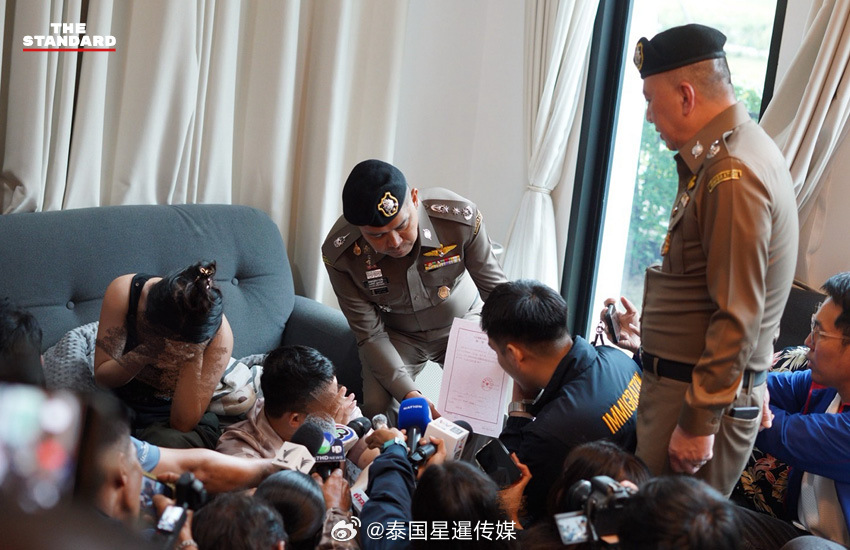 #泰国星暹新闻# 【警方突袭赛迈区豪宅 捣毁中国网络赌博及电诈团伙 14人落网】

10月22日，泰国移民局局长诺帕辛率队突袭位于曼谷赛迈地区的三处豪华住宅，成功捣毁一个由中国籍人员运营的大型网络赌博及电信诈骗团伙。行动中，警方共逮捕14名嫌疑人，包括10名中国人、1名缅甸人和3名泰国人。

据调查 ​