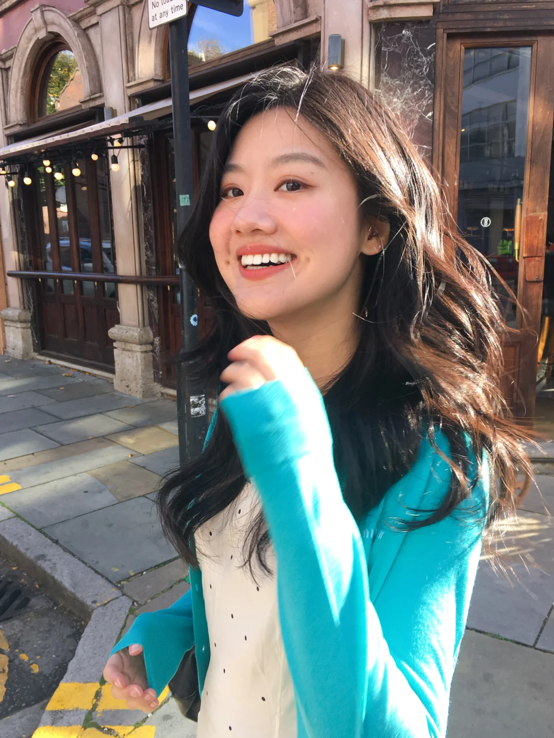 只需要打开摄像头 对准生活