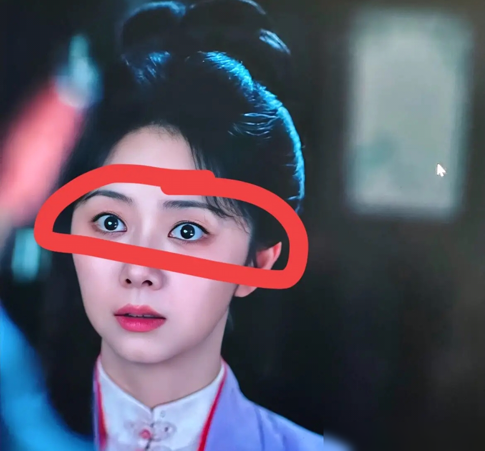 谭松韵被骂惨了，说演技不如俩女配，只会瞪眼。
结果我刚刷到她一条采访，拍醉酒戏，她主动加了个小动作，拿手拨弄窗帘穗儿，导演没喊卡。
她说那场戏兰香其实看不到大爷，刚熬过磨难，只想喘口气好好活着。压根不知道有人守着她。
还有场公主抱，她死活不让拍正脸特写，非要求怼着空无一人的青石台阶拍。说不把情