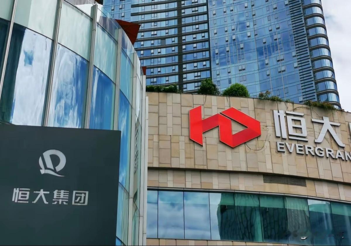 许家印人在牢里，还能把两个富豪朋友告上法庭？

你听说没？许家印被判无期徒刑后，居然还“出手”了。近日，恒大清盘人以许家印名义，把两个老熟人告上香港高等法院，追讨加起来191.5亿港元。

一个是被叫“重庆李嘉诚”的张松桥，一个是一起造过车的蒋大龙。

这钱到底怎么出去的？细节看得人直摇头。

先说