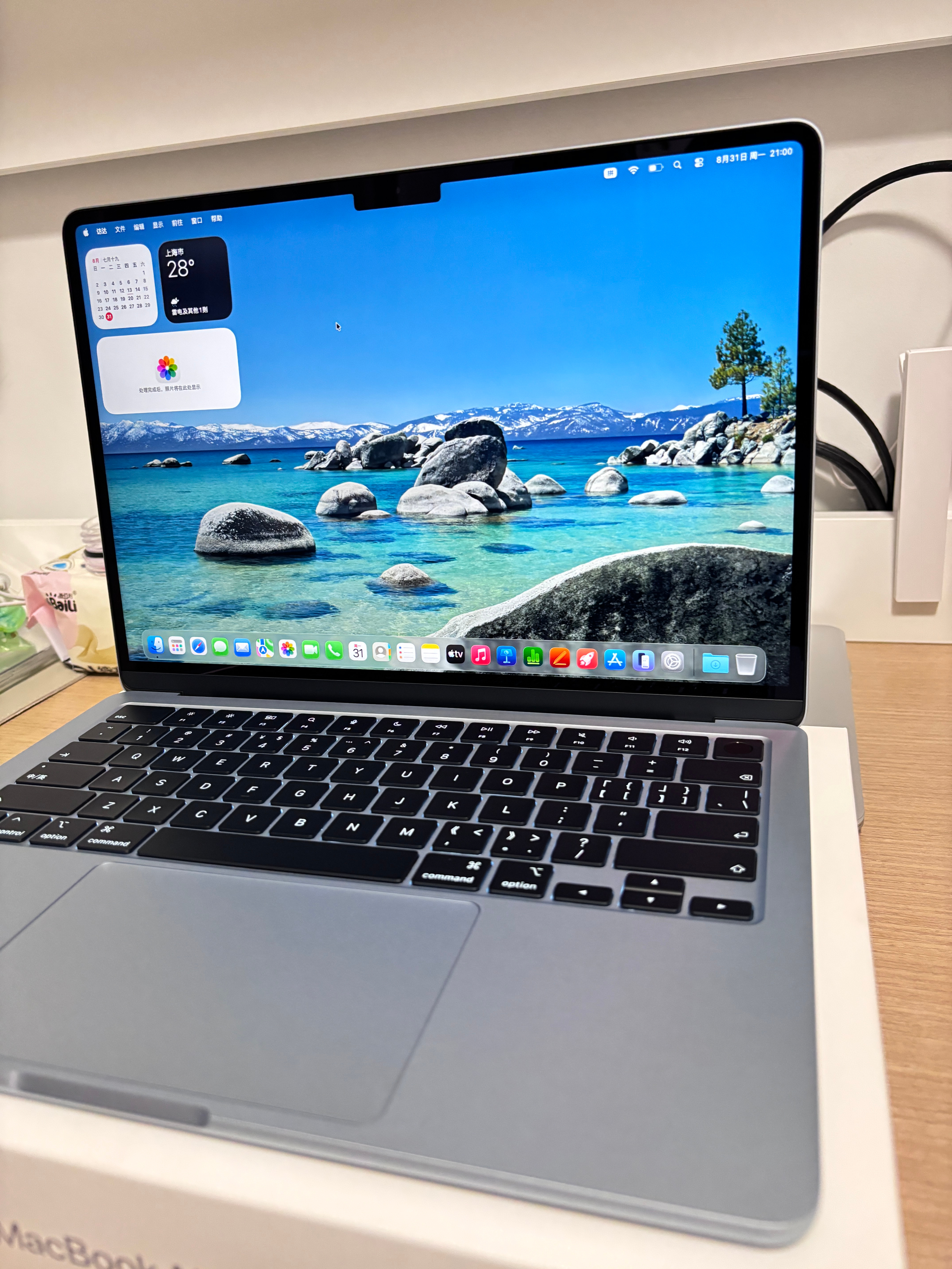 恭喜
此女全款拿下 💻
Macbook air M5天蓝色🩵🫧 美！！！
2017款的小银，虽然用了没有十年，但是也得七八年了，平时用是一点问题没有的，现在有时候会跑ai，所以狠狠心换了，当然也有自己的私心，这个颜色太喜欢了hhh，不过有一说一现在涨价涨的太离谱，真不知道下一次换电脑的时候，这个价位又 ​