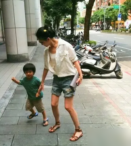 一直以为大小S是全家颜值天花板，直到从不露面的大姐儿子曝光，全网直接看愣了！
小S女儿拉着表弟米谷拍宣传照，小伙子又高又瘦，五官清秀，往那一站，气场直接压过不少硬捧的星二代。
很多人不知道，当年大S跟汪小菲打得火热时，满大街约会都带着这个小外甥，算S妈一手带大的。大姐徐熙娴一辈子不进圈，常年素颜