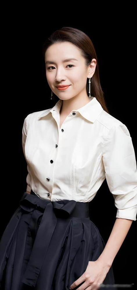 同是老谋子调教出来的女人，如今的阶层落差大得让人倒吸一口凉气。
最近不少文章把董洁捧成被低估的宝藏，还硬塞了个第六代谋女郎的头衔，尴尬的是，圈内公认的第六代其实是周冬雨。
回看当年，董洁靠《幸福时光》出道，顶着清纯人设，转身扎进电视剧，却经历了半生事业起伏。
再看后来的师妹们，周冬雨死磕大银幕