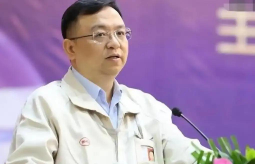 王传福曾表示，中国汽车在发动机技术上落后国外几十年，德国人把发动机热效率做到40%，而中国车企连30%都费劲。而时间到了2024年5月28日，比亚迪发布第五代DM技术，其发动机热效率达46.06%，达到当前量产发动机全球最高水平。
 
会议室里有些安静。王传福放下手里的数据报告，看了眼窗外。几个工程