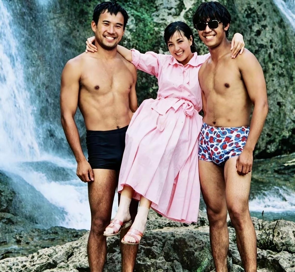 刘晓庆和姜文这辈子没做成夫妻，却活成了彼此最硬的后台。1986年《芙蓉镇》片场，谢晋导演递了一坛米酒，姜文抱着酒追上刘晓庆，那一夜之后，戏里的苦命鸳鸯烧到了现实里。后来姜文要拍《阳光灿烂的日子》，钱烧光了，刘晓庆自己掏钱不说，还跑到成都借了三百多万堵窟窿。1994年两人散了，谁也没说谁一句不是。再后
