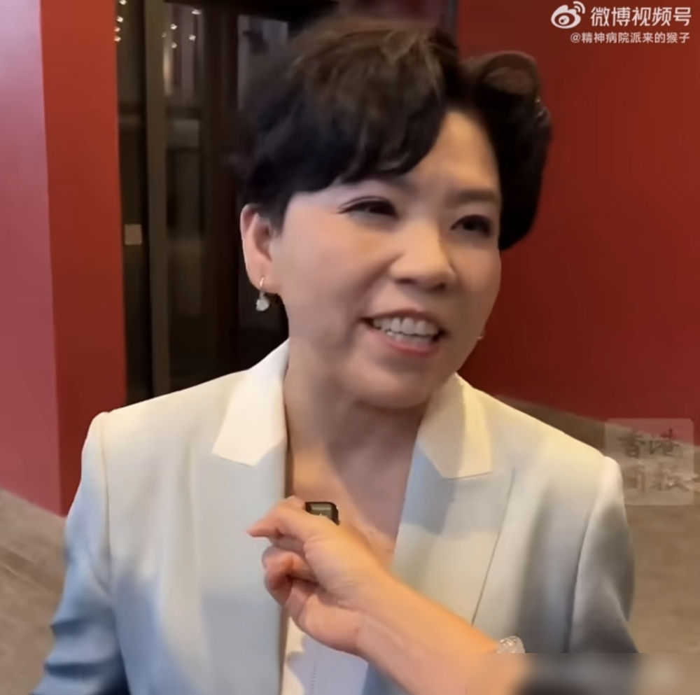 樊振东打不打洛杉矶，邓亚萍一句话捅破了窗户纸：不是他想去就能去，也不是队里要人他就得回。这是他和教练组双向沟通的事。
说白了，顶尖运动员的去留，从来不是成绩说了算。名古屋亚运会男团刚输给日本，32年的八连冠断了，全网都在喊小胖回来救火。
但人现在在德国打德甲，合同里还专门留了条款：国家队征召必须