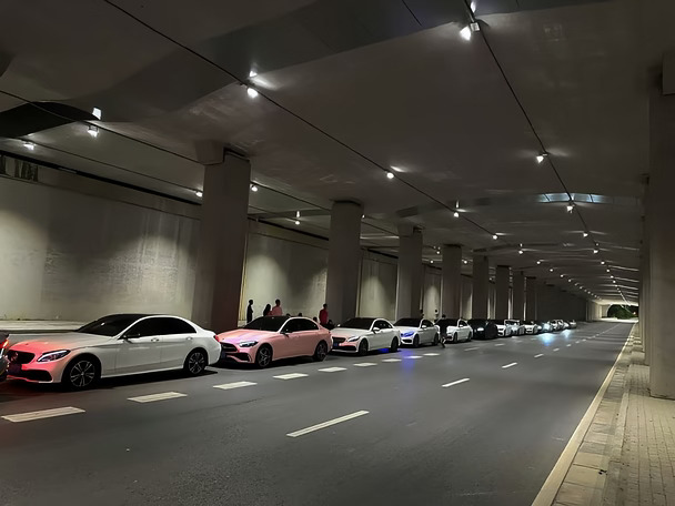 找奔驰车友一起夜跑🙋
有没有车友晚上闲得慌？
组队夜溜、路边咖啡、夜宵小聚
不用端着，随便瞎聊
聊聊车子小毛病，分享开车趣事
夜晚车队出行，拍照巨出片
#奔驰车主 #夜溜车 #车友集结#奔驰glb #奔驰车友群 #奔驰glc #以车会友 #车友 #奔驰c260l #奔驰 #梅赛德斯奔驰