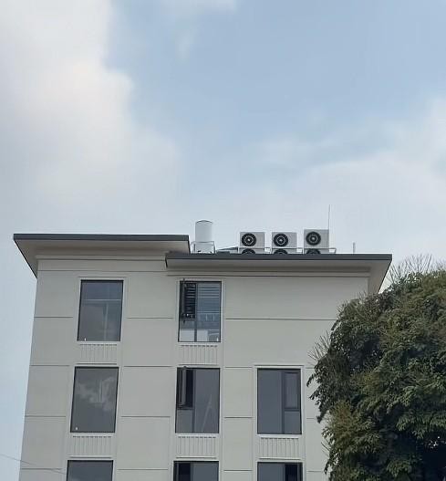网友的操心没白费！全红婵家空调外机完成防台风加固。台风季说来就来，广东沿海的老百姓都有经验，每年夏天最要紧的那件事就是防台风。别家加固空调外机是自家的事儿，到了全红婵这儿，变成了全网围观的大事儿。从网友在直播画面里发现外机看着不太稳当，到村里和家里及时动手处理，这速度快得让人心里踏实。

说句实在话