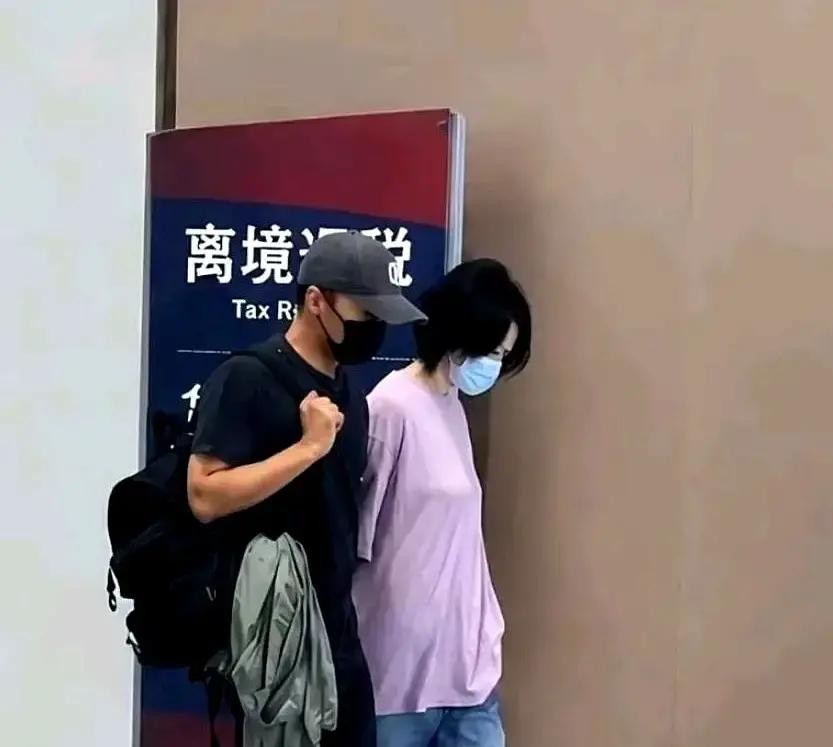 同一个王菲，在三个男人那儿简直是三个人

窦唯觉得她疏离，李亚鹏嫌她过不成世俗老婆的日子，到了谢霆锋这，反倒成了“简单、干净”

这次谢霆锋西安开演唱会，王菲跟过去，机场牵手被拍，一点没躲闪的意思，还主动把朋友都约去看，这松弛劲儿，装不出来

两个人分分合合，这回又处了12年，状态还能这么好，这事儿