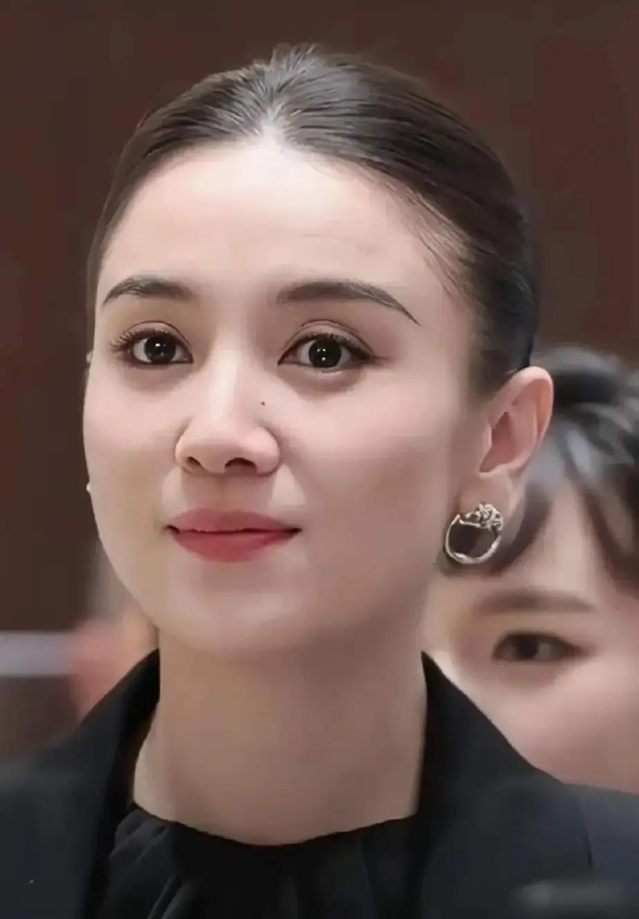 2023年，筹拍《山花烂漫时》，导演联系了多位女演员出演张桂梅，可全都一囗拒绝，宋佳却说:“我愿意出演！”
 
电话挂断后，宋佳在沙发上坐了很久。经纪人把一沓剧本和资料放在茶几上，没说话。宋佳翻了翻最上面那张，是张桂梅在女高宿舍里检查学生就寝的照片，背影有点佝偻。
 
“档期要空出至少四个月，”经纪