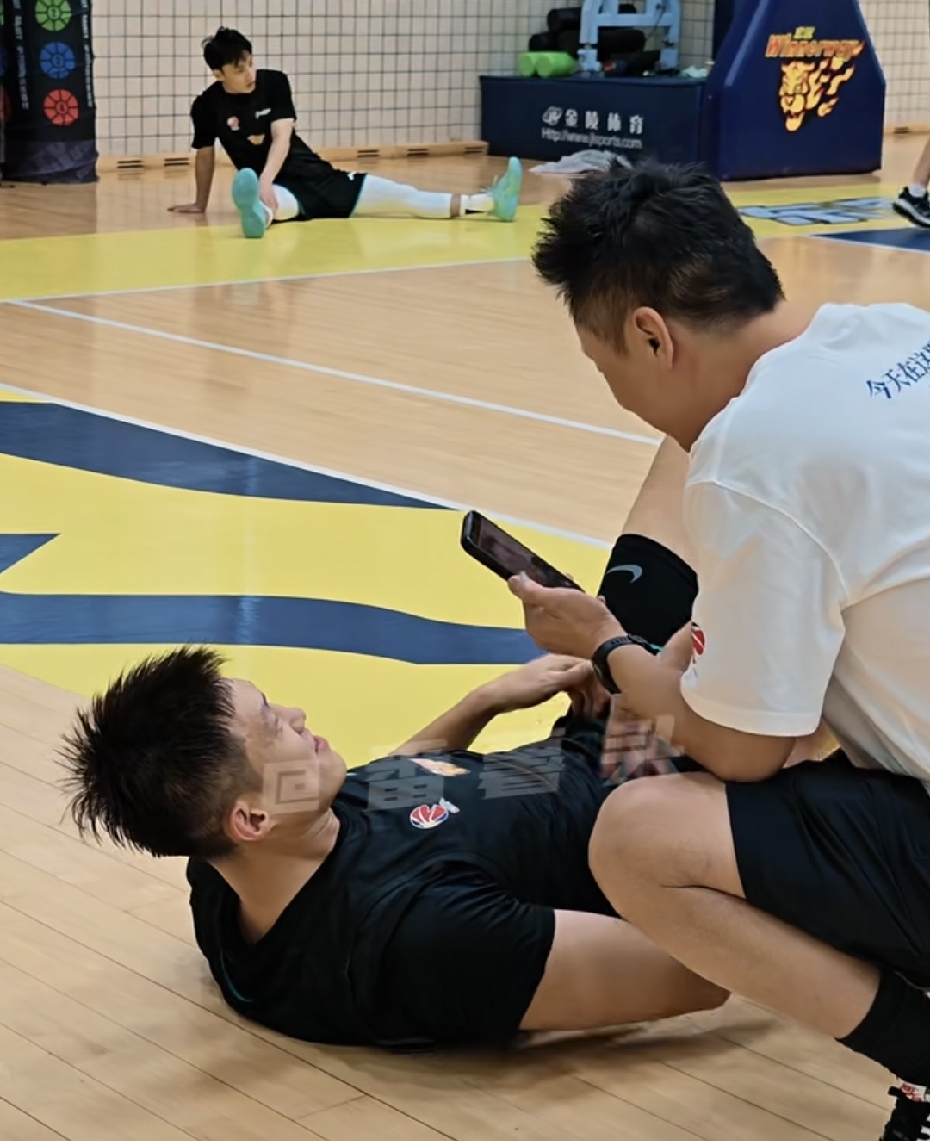 广东队功勋队长周鹏已经回归母队广东宏远男篮，目前周鹏正在广东队的训练场馆和徐杰、陈家政等等球员队友一起进行训练，看起来周鹏回归母队和队友们一起训练很是高兴啊，加上球队前主教练杜锋和总经理朱芳雨的离开，目前这一支球队资历最大就是周鹏，球员很尊重周队啊。
