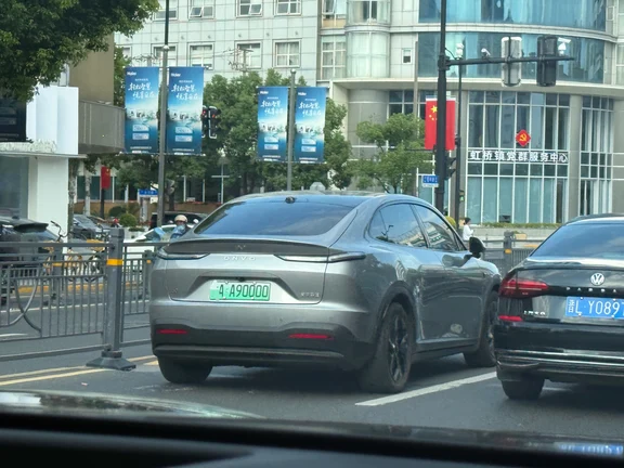 偶遇车牌炸裂的乐道车友