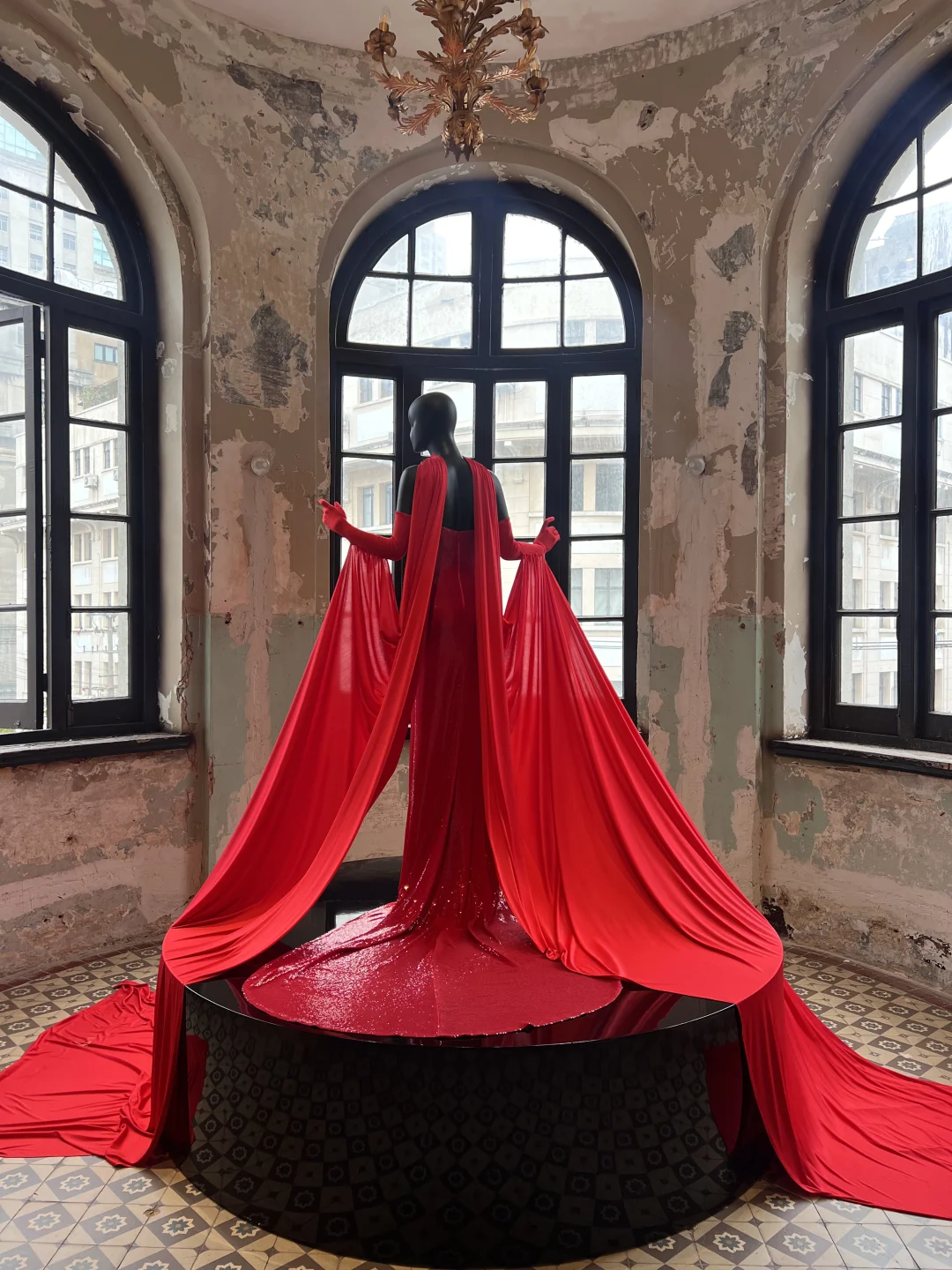 外滩仅2️⃣天快闪展览｜这一抹惊艳的红🔴