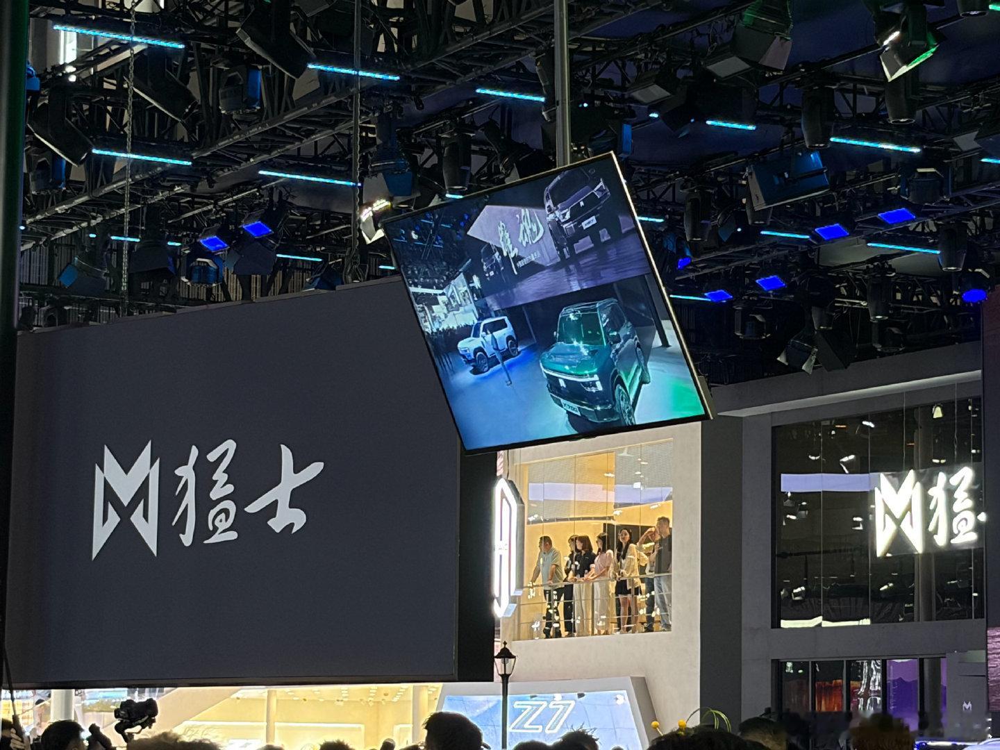 娜扎的粉丝好多啊，四号馆直接堵到大门口，媒体老师们秒变追星族[傻眼]#娜扎代言全新猛士M817##2026成都车展# #娜扎# ​
