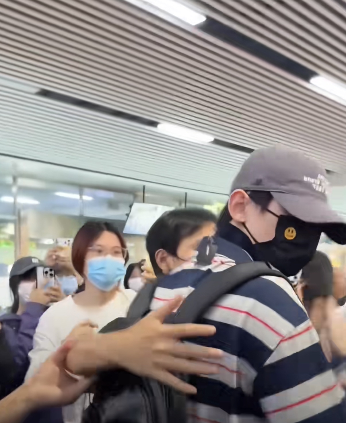 行李箱拉杆被当场挤折弯，
人被挤到呼吸困难，
围住他的是一群自称“喜欢他”的人。
 
10月28号晚，长沙机场。演员赖伟明刚落地，就被大批私生和职业代拍围死：手机贴脸拍、贴身推搡，还有人出言辱骂挑衅。安保一次次疏导分隔，没用，工作人员在推搡里被挤倒。事后他团队发文：“生而为人，请大家至少保有基本的分