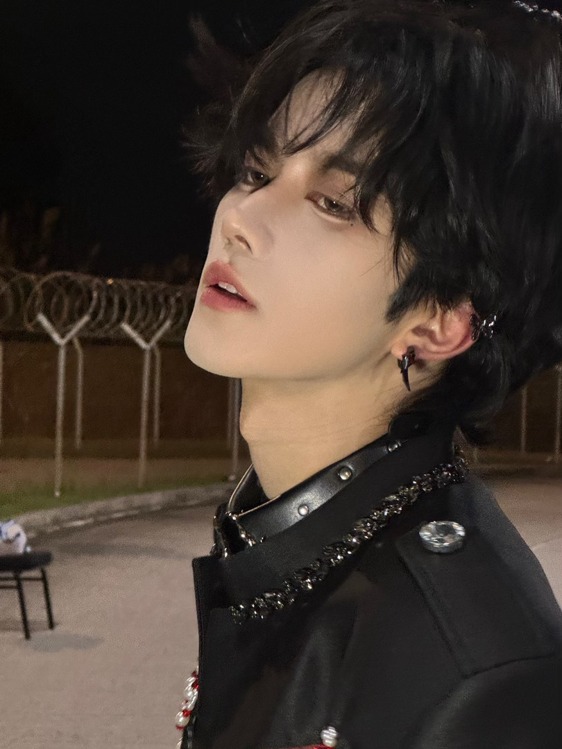 很有去年赛车服的感觉 但比去年还帅[惊恐]  ​​​