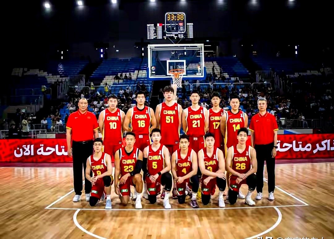 只要没伤病，这6个人就是目前中国男篮的核心班底，谁当主教练都得带上。

5号位别管外界怎么说，周琦依然是亚洲最强，加上一个杨瀚森。

胡金秋是目前国内最好的4号位，最好的2号位则是赵睿。

3号位直接把王俊杰和张镇麟摆上去，这俩人需要时还能直接顶到4号位。

满打满算就这么点家底。这套目前国内最强的