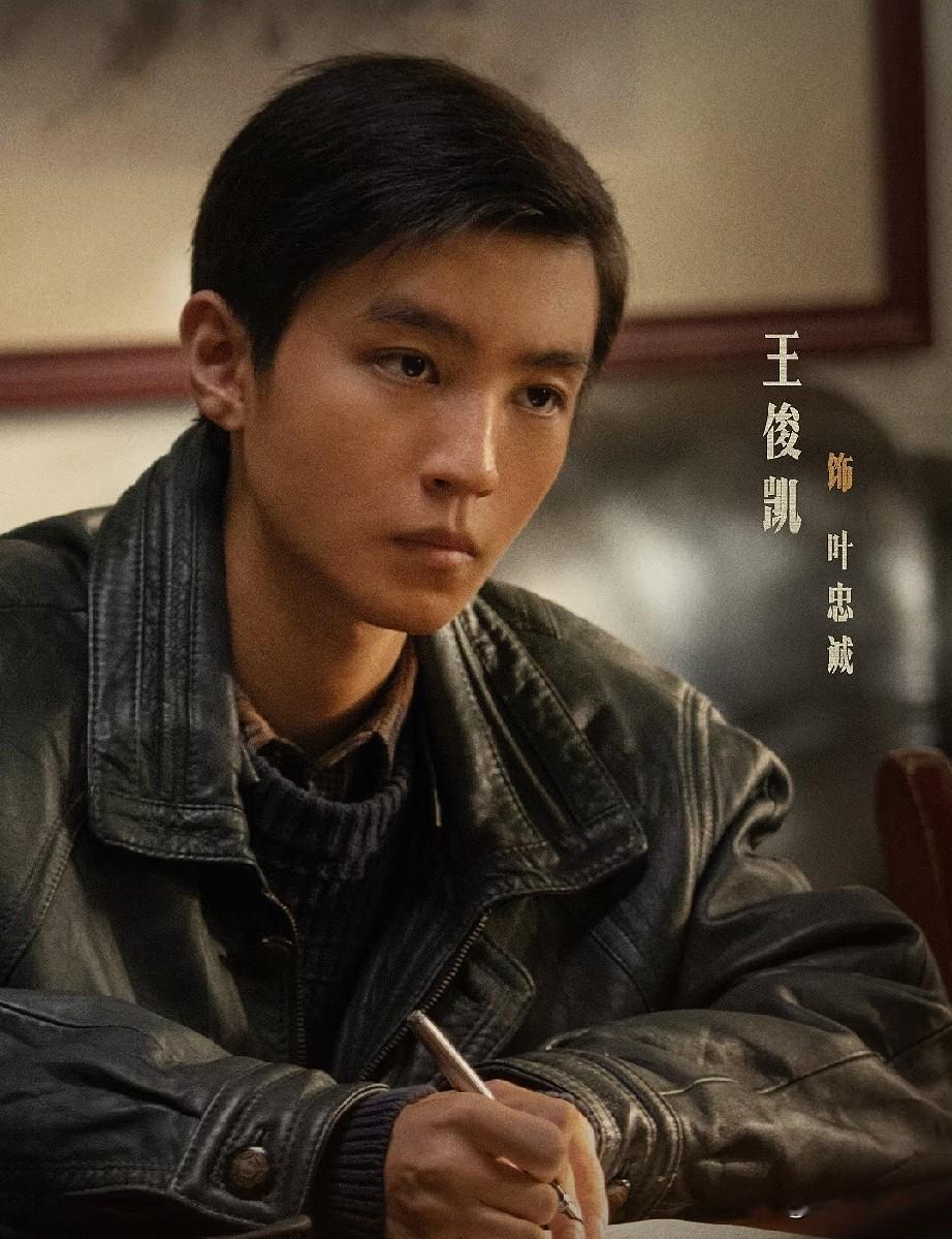 估计马丽没有想到，
张译也没有想到，
《神探之痕迹》这部电影，先出圈的不是他们两个，而是王俊凯演的叶警 官。

这部电影的破案主题很对我胃口，全程除了几个镜头有点吓到我，总体是很值得一看的。

从《刺猬》到《神探之痕迹》，王俊凯的表演已经彻底折服我了。想证明演技，大开大合歇斯底里的爆发是一条捷径，但