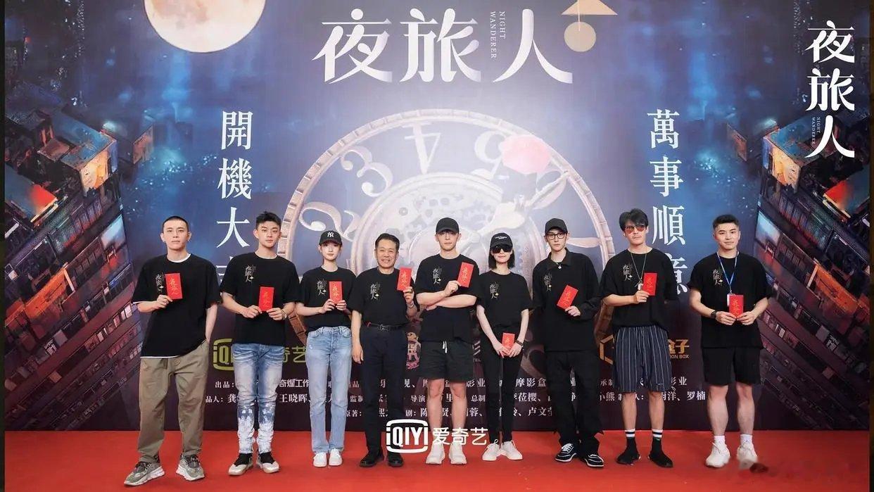 积压5年！邓伦AI换脸付辛博，《夜旅人》终于要上线了

积压整整五年的剧《夜旅人》终于拿到播出许可即将上线爱奇艺！原本男主是邓伦，后期使用AI换脸技术替换成付辛博。
 
倪妮饰演现代女法医，清冷氛围感拉满。故事设定跨时空相遇，民国律师与现代女主，隔着几十年岁月相遇，悬疑+家国+爱情元素齐全， ​