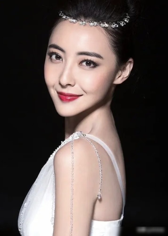 杨玏这哥们看着老实，前女友名单一拉出来，全是盘亮条顺的主儿。
最出名的是米露，《何以笙箫默》里演萧筱那个，模特出身，个子高，脸也精致。俩人戏里就是欢喜冤家，戏外被拍到过好多次，搂着走，同回小区，就是不承认。
这姐们不只是花瓶。《武媚娘传奇》里演高阳公主，前期纯得滴水，后期黑化到骨子里，反差拉满。