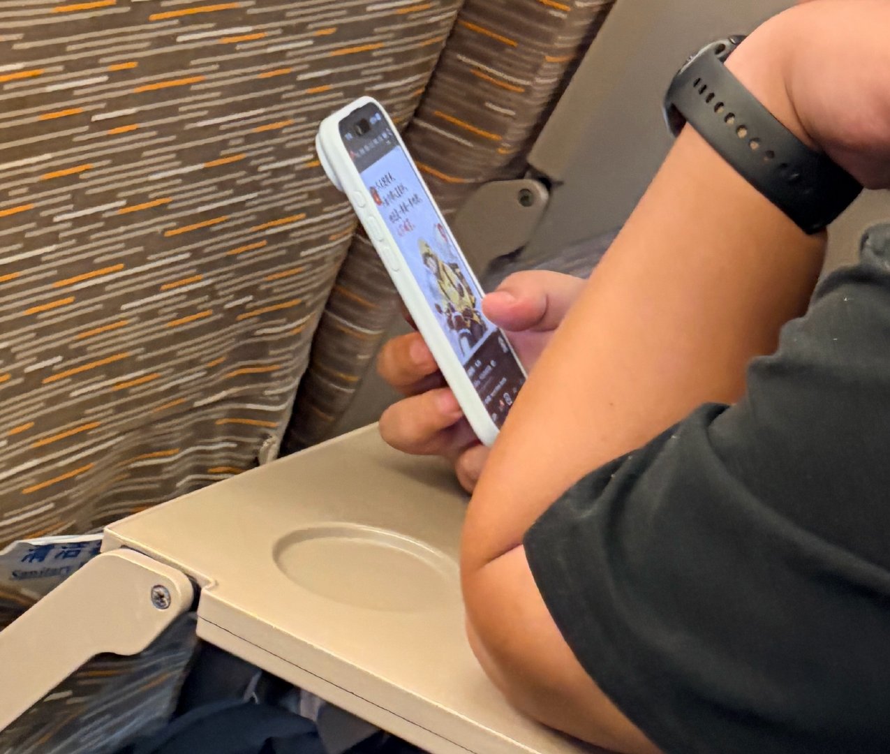第一次觉得iPhone Air 扬声器声音太大[融化]
高铁坐旁边的大哥刷短视频
应该是把手机音量开到底了
看年纪也是挺年轻的啊
怎么一点公共场所的自觉性都没有呢[老师好] ​
