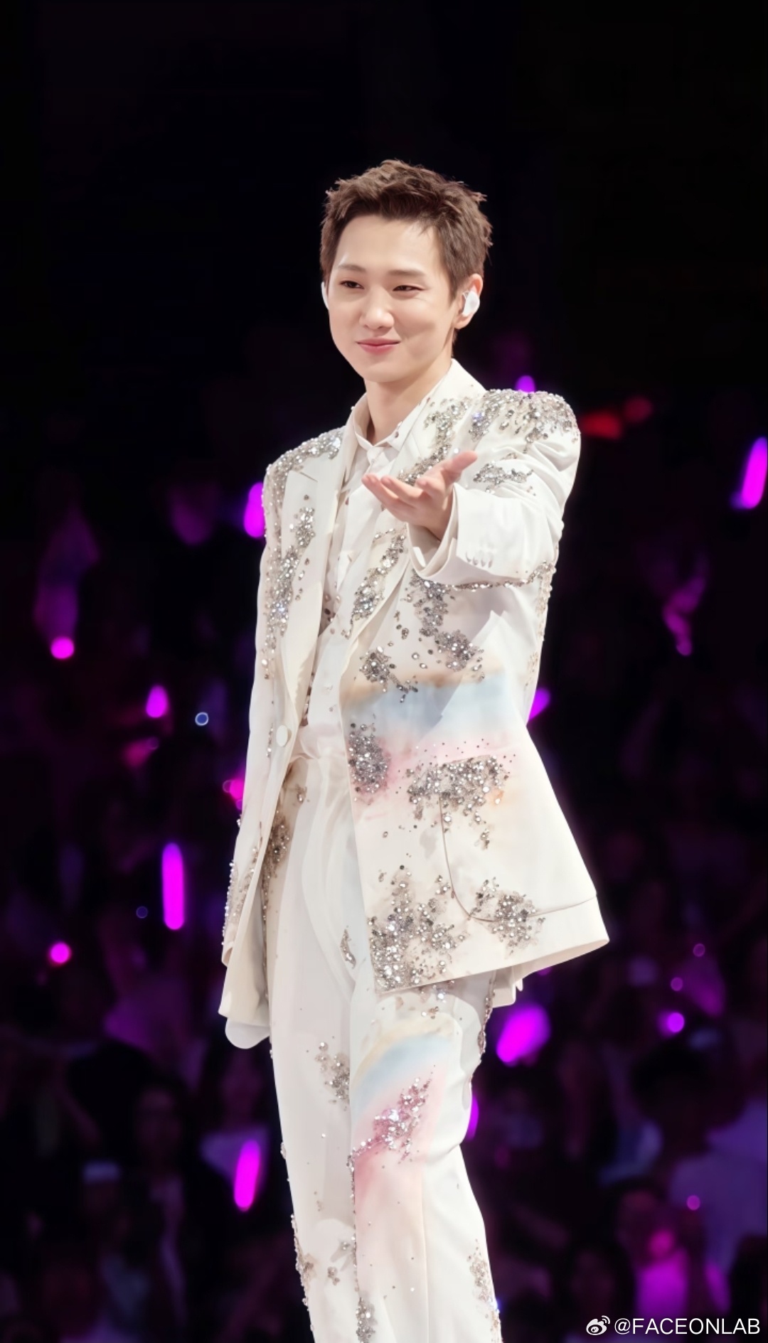 FACEONLAB COUTURE｜《白夜尘途》

🔵主题名称：《白夜尘途》
于白夜奔赴尘途，于荒芜拾取微光。

🔵创作内核：
专为汪苏泷「明日世界」演唱会打造废土风定制舞台成衣。以末日孤寂行者为灵感，诠释身处荒芜尘境，仍怀揣不灭期许的内核态度。

衣身整体以手绘涂鸦塑造浓郁废土氛围，斑驳笔触还原末 ​