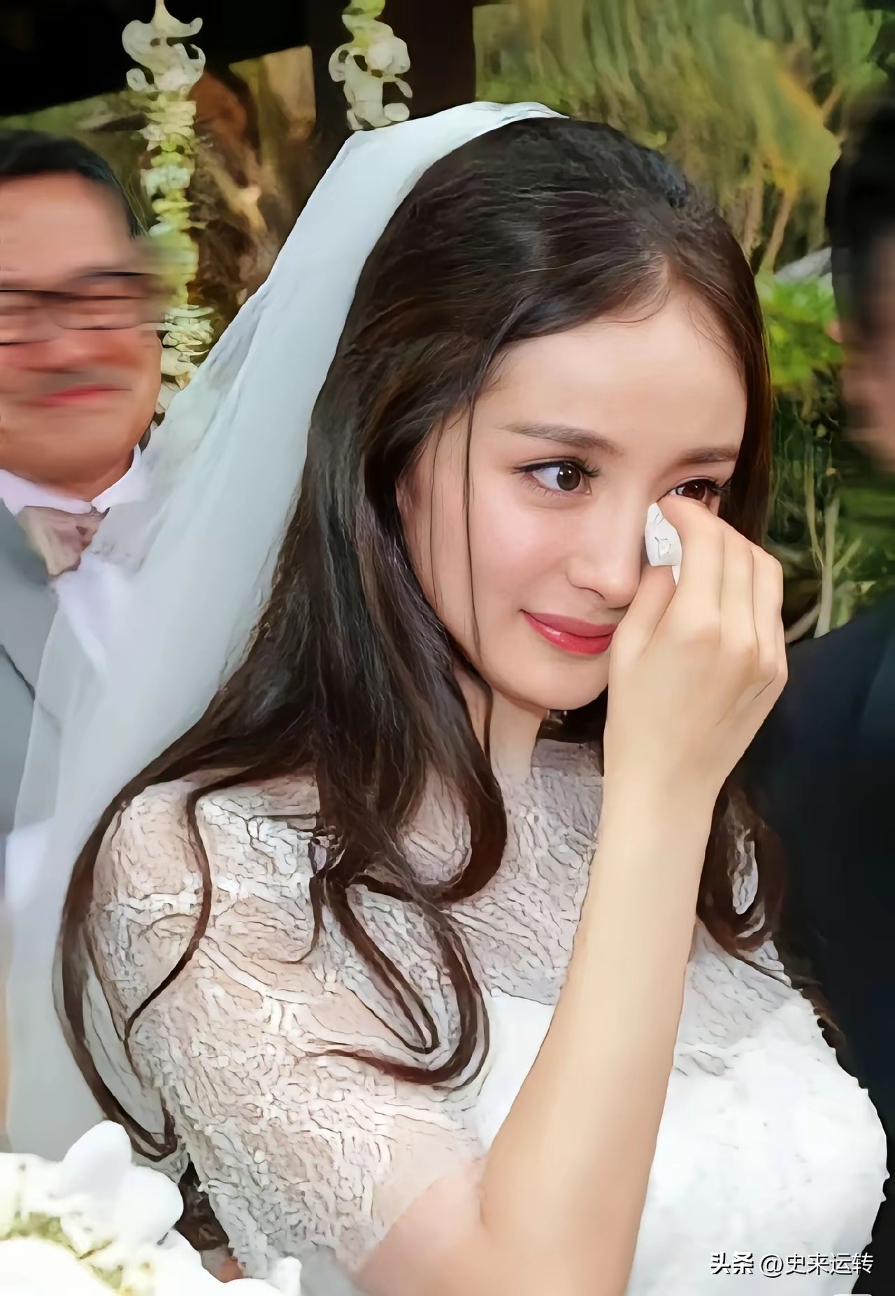 杨幂结婚时27岁，
爱的时候，谁不向往婚姻，
她散着头发，早早就把自己嫁了，我记得当时挺流行找大叔的，觉得年纪大会疼人。
 
2014年的杨幂，正是娱乐圈最炙手可热的顶流。一部《宫锁心玉》爆火出圈，资源接到手软，事业处在一路飙升的巅峰期。谁都没想到，正当红的她，会毫不犹豫停下脚步，奔赴一场婚姻。