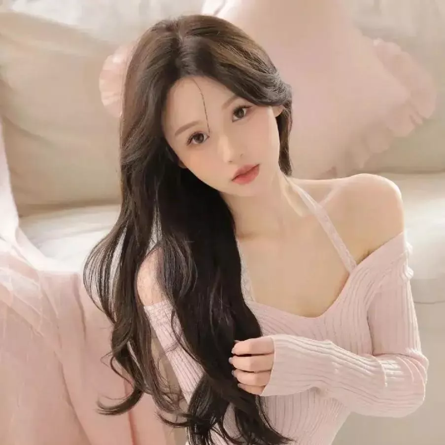 温柔甜美的少女，粉色系穿搭，清新自然。