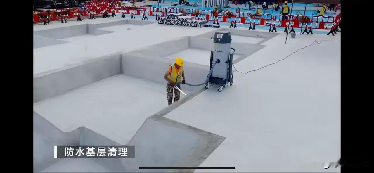 胖东来施工现场干净得像AI合成图，网友却看出了更扎心的东西

很多人第一次看到胖东来的施工现场照片时，第一反应都一样：这真是工地？地面几乎没有垃圾，材料摆放整整齐齐，工人休息区连水杯都排成一线，甚至连安全通道都像刚刚打扫过一样。评论区瞬间炸锅，有人说“这比很多办公室还干净”，也有人怀疑是专门摆拍。