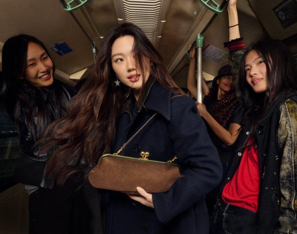 #你的故事正在发生# #CourageToBeReal#单依纯带来Coach秋季广告大片，把音乐故事和时尚美学结合，告诉我们每个人的故事，此刻都正在慢慢发生 ​
