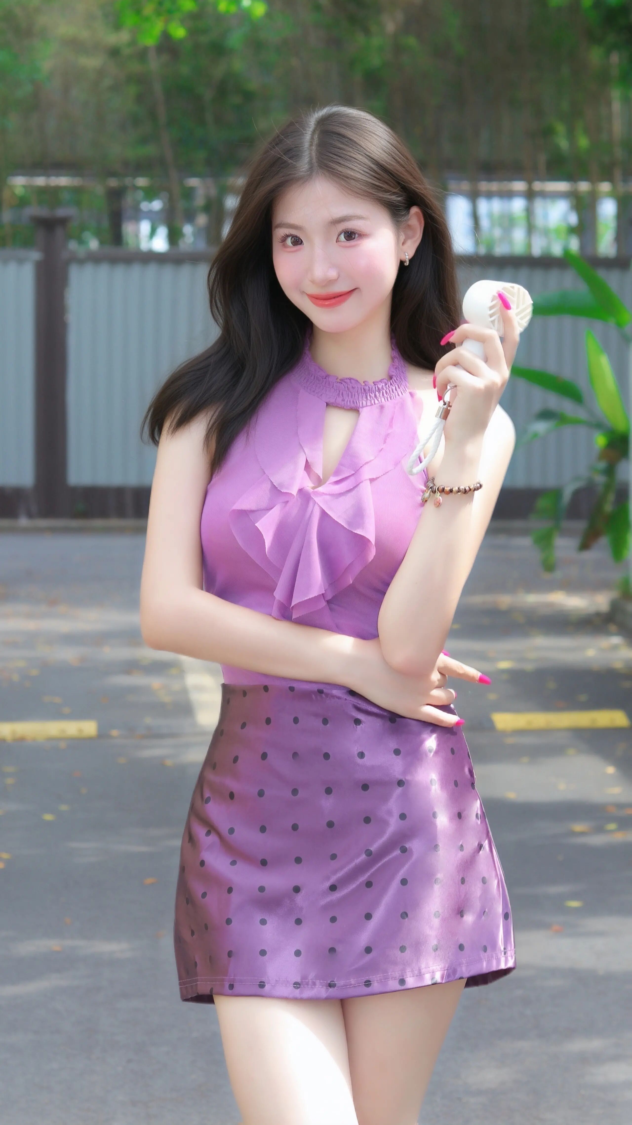 紫色短裙真的是今年春夏被女明星们带火的宝藏单品，田曦薇深夜在微博晒出的紫色公主裙，把甜美优雅的氛围感直接拉满。
鞠婧祎那套紫裙配白丝的造型更绝，饱和度刚好的紫色不扎眼，垂坠感强的面料撑得起版型，短款剪裁把1994年出生的她的修长美腿衬得白到发光，像自带反光板。
出门穿短裙怕走光的小细节也被她拿捏住了