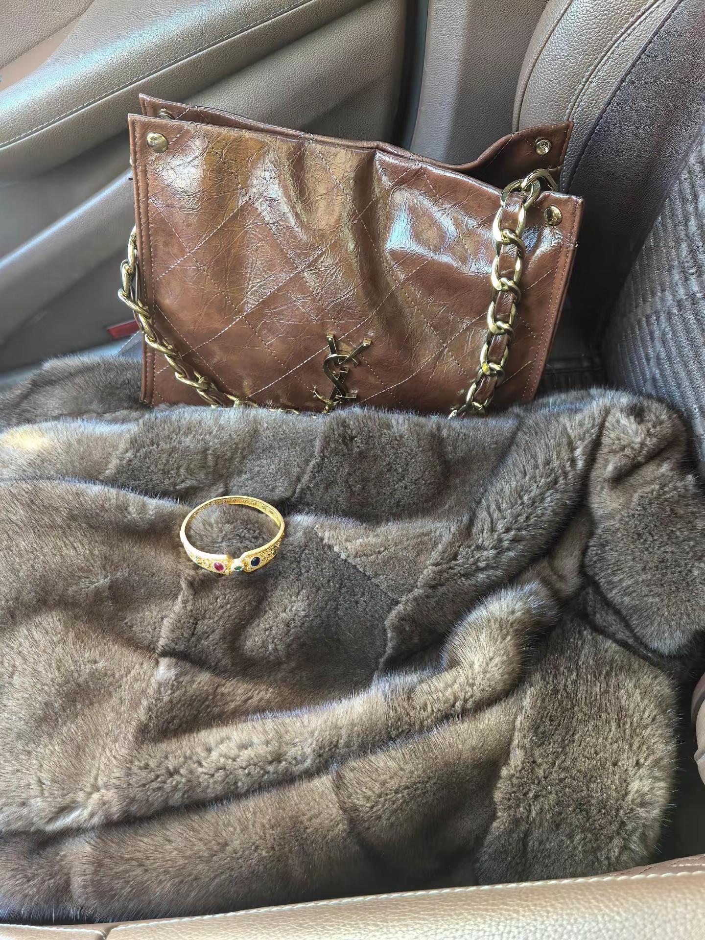 成熟女人的三大标志： 穿貂，买黄金，听凤凰传奇😂展开