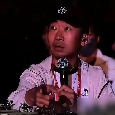 周杰伦演唱会点歌，杨迪喊了句《半兽人》，直接被拒了。
换别人早尴尬到脚趾抠地，他倒好，下一秒切《爱琴海》，还顺手把刘畊宏拉出来调侃。全场笑翻，连周杰伦都接住了。
这事看着是救场，其实是脑子转得快。点歌被拒不硬刚，换个方向自己把台阶铺好，还顺手送别人一个梗。
综艺里摸爬滚打这么多年，他那句“综艺