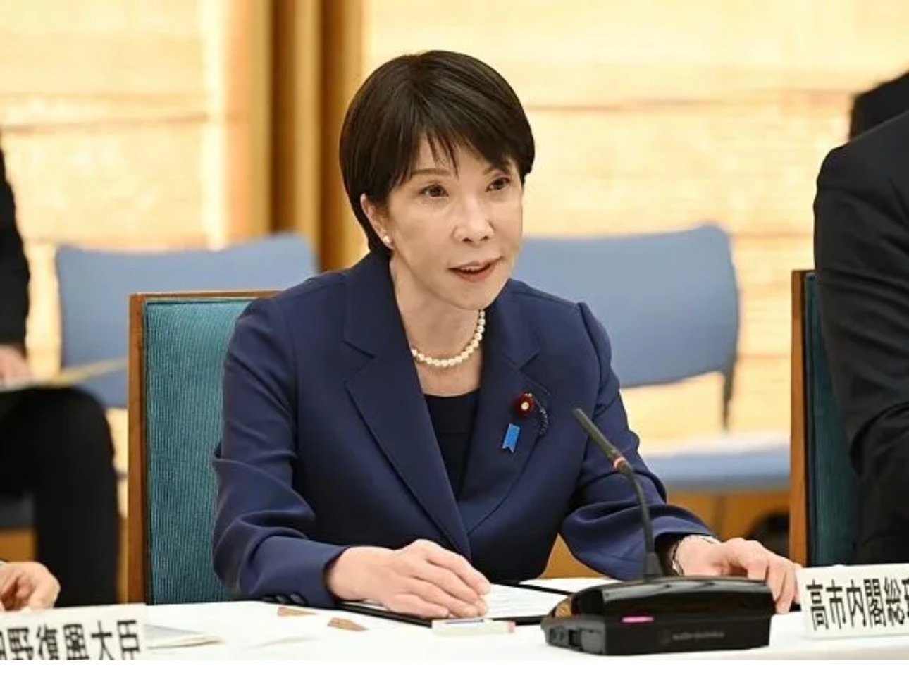 #海外见闻# 据载，日本冲绳县警方4日逮捕了一名驻冲绳美国士兵，此人涉嫌在冲绳一家酒店抢劫并杀害一名当地女性。被捕犯罪嫌疑人德文·巴拉德现年20岁，隶属驻扎在美军普天间基地的美国海军陆战队。据悉，巴拉德涉嫌于当地时间3日凌晨，在冲绳县那霸市一家酒店杀害一名日本女性，并抢走被害人钱包等物品 ​