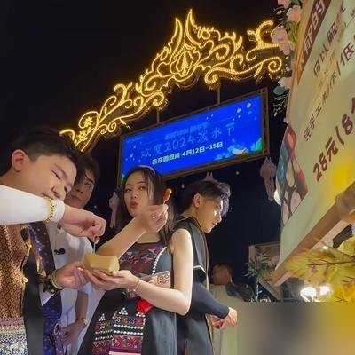 孩子都两岁多了，黄子韬才承认当爹。
徐艺洋直播全交代了，剖腹产，孩子中国籍，马上要上学了才不得不公开。晒出的海边背影照，一家三口，黄子韬转发就一句“希望我儿子健康长大”。
回头看，两人辟谣恋爱、辟谣结婚，一套流程走了个遍，最后全是打脸实锤。更绝的是，徐艺洋说黄子韬孕期直接推掉工作，全程陪着。