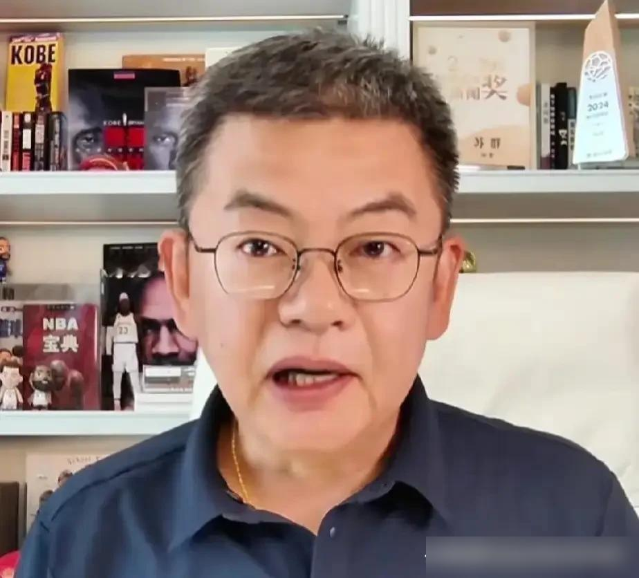 别再传阴谋论！
苏群揭秘李月汝无缘真相：无套路无借口，纯属意外失误！
李月汝因证件问题无缘女篮世界杯后，全网谣言四起，各种阴谋论肆意发酵。
真相其实让人啼笑皆非，就是快递弄丢了护照。苏群连线李月汝把事情说得明明白白，她的因公护照通过商业快递寄到美国时，竟然在中转仓遗失了。
篮协和使领馆赶紧启