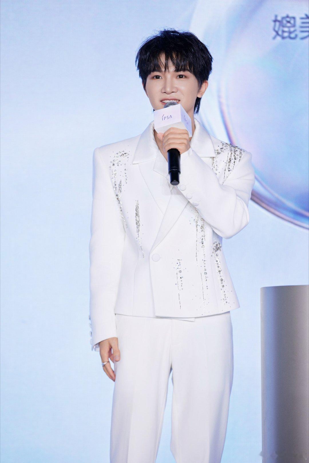#周深[超话]# zs#周深长沙演唱会预售# zs#周深秋晚探班清唱两首# zs#周深音乐节歌单没有一首不合唱# 
三亿岁的石头和一百岁的城，身上落下的雪刚出生​
