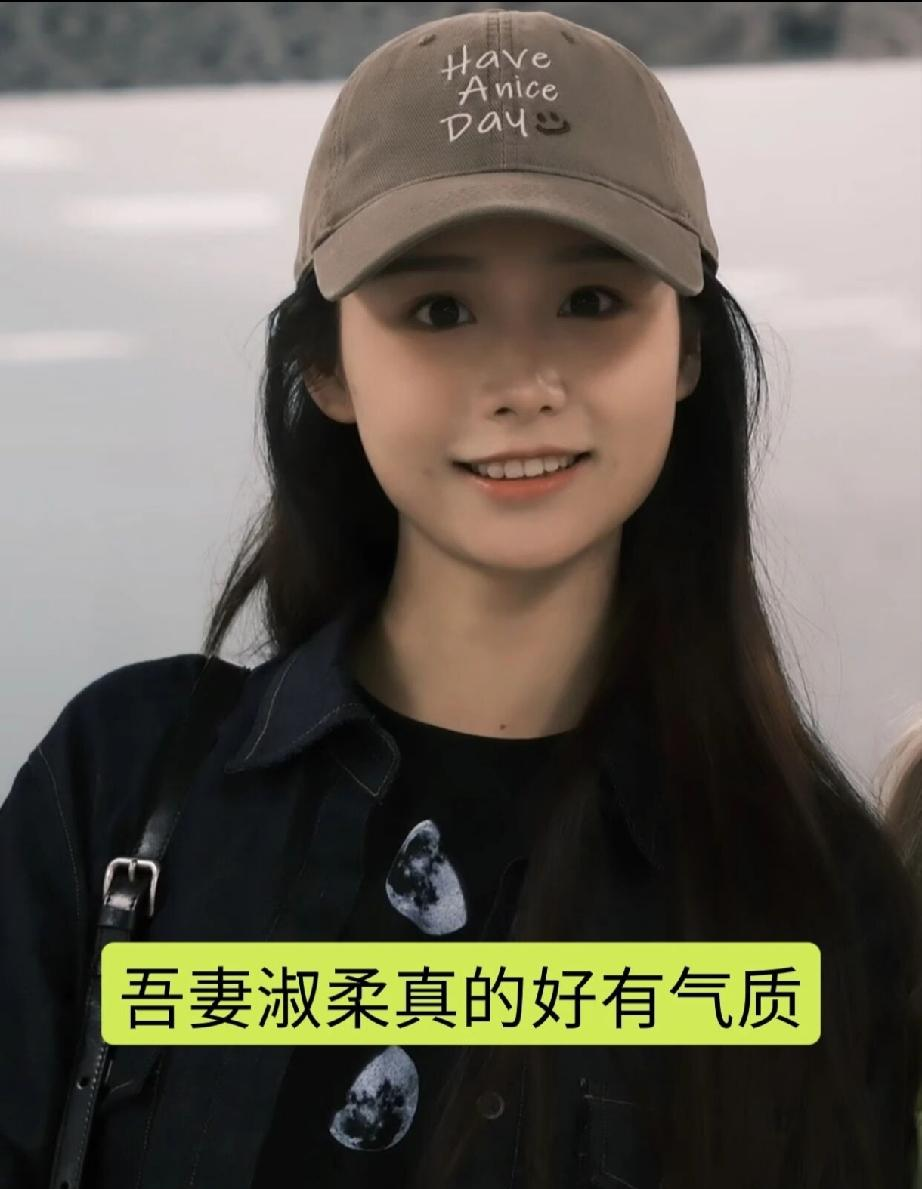 演《给阿嬷的情书》火了的王晓慧，火了之后没进娱乐圈，最近在机场被网友偶遇说要飞欧洲。
我看她自己更新照片，写了句“如果有新体验不会拒绝”。
我就一直在琢磨这句话。
好多人爆红之后，要么急着接活变现，要么就得立个“淡泊名利”的人设。
但她好像都没选。
她没说自己以后再也不演戏了，也没急着去找下个剧组。