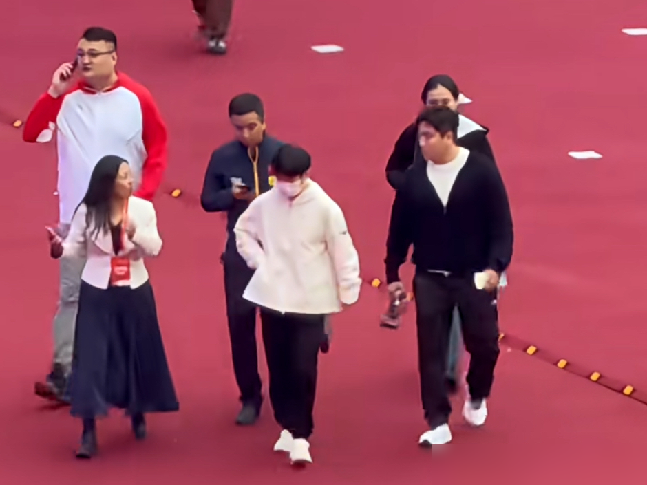 孙颖莎点个火炬，愣是把一场省运会开幕式干成了顶级流量的个人秀。
10月16日晚唐山新体育中心，官方根本不卖票，就这，场外照样蹲满了进不去的粉丝。线上更夸张，130万人挤进直播间。梁靖崑儿子坐在台下，亲爹在边上都不看一眼，眼睛直勾勾盯着莎莎喊：看孙颖莎呢！
最绝的是那个站位小插曲。灯光没跟上，她和