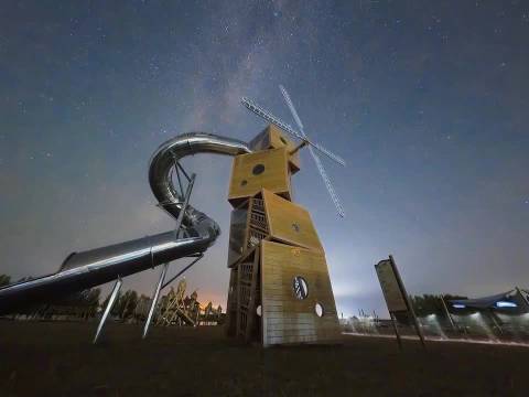 我国多地出现地磁暴
 
近期，受太阳爆发活动带来的日冕物质抛射影响，我国多地监测到地磁暴活动，北方部分地区观测到罕见极光。国家空间天气监测预警中心持续发布空间天气提示，提醒相关行业做好应对准备。
 
地磁暴本质是太阳释放的高速带电粒子流冲击地球磁层，引发地球磁场剧烈扰动的空间天气现象。太阳活动进入活