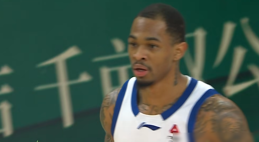 半场让人家拿了75分，这哪是防守？这是开门迎客。 一节35，一节40...