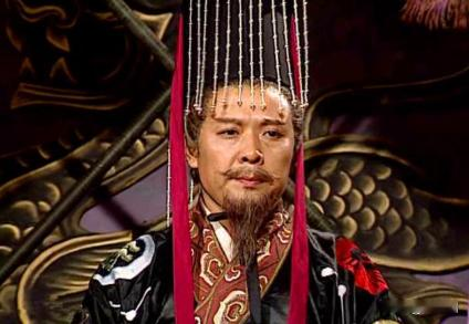 爆款标题：刘备为何突然提拨李严！
刘备临终前才明白：最可怕的人，不是曹操，也不是孙权，而是身边这个“老实人”

刘备一生识人无数，看人极准。他临终前对诸葛亮说“马谡言过其实，不可大用”，后来果然应验。但很少有人知道，刘备晚年最忌惮的人，不是曹操，不是孙权，而是一个整天笑眯眯、从不争功的“老实人”。
