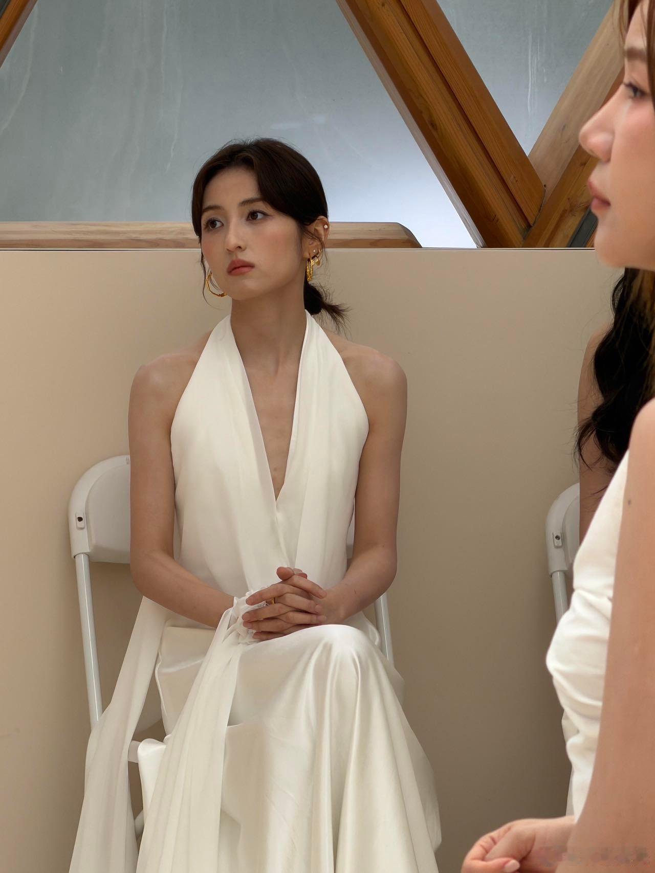 张子枫褪去婴儿肥之后变化真的好大，整个人多了浓浓的熟女韵味，少女感慢慢...