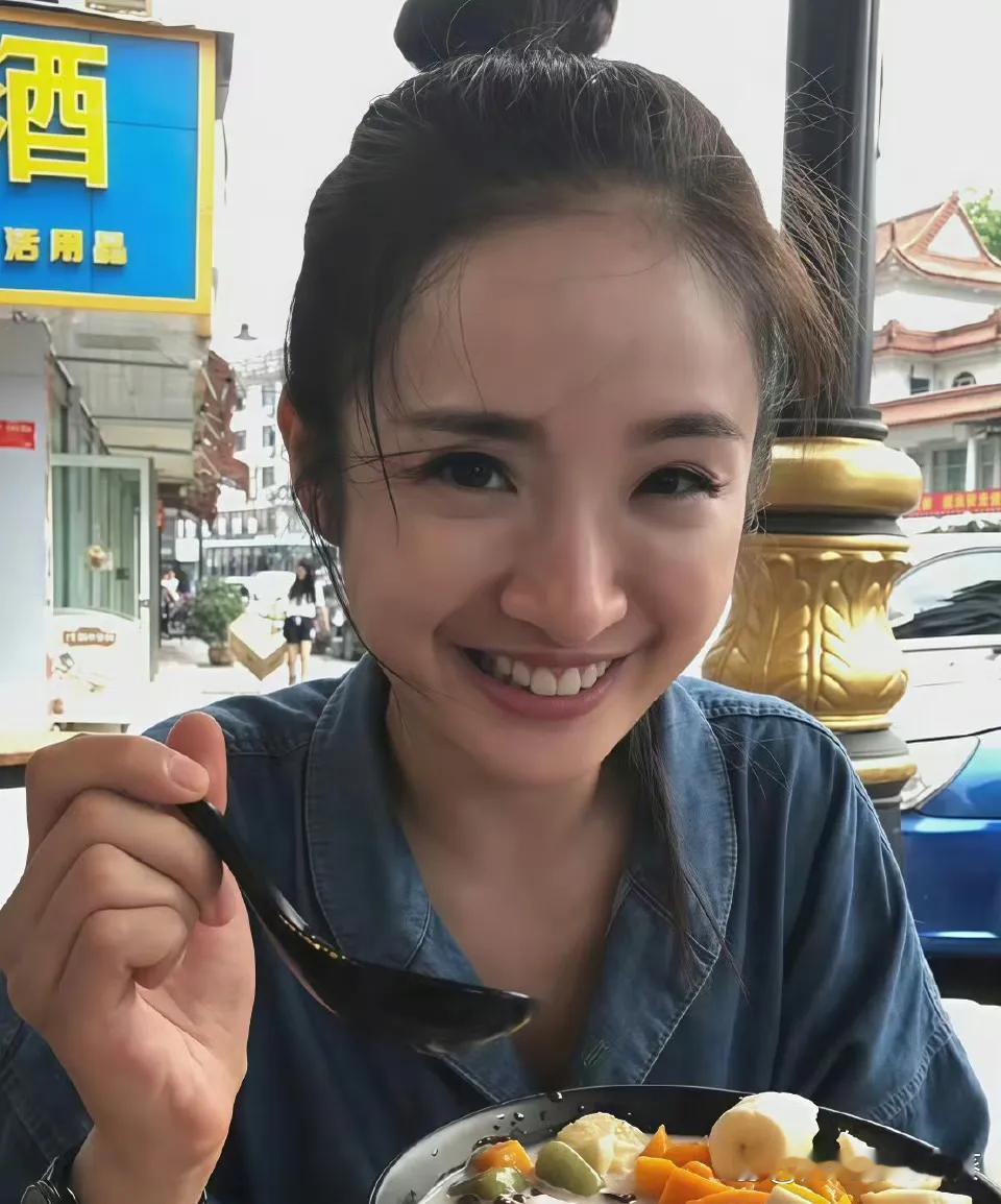 林依晨是真来旅游的
一点也不在意自己的颜值
化妆品只带了7样，居然没有粉底液
化妆包里只有电热睫毛夹、睫毛膏、唇膏、眼影、腮红、眼线笔和化妆刷，完全不携带粉底、蜜粉等底妆产品。
她也是实话实说，说本身就很懒，旅行时更是能不化妆就不化妆，认为过多的化妆品反而会给皮肤造成负担。比起化妆， ​