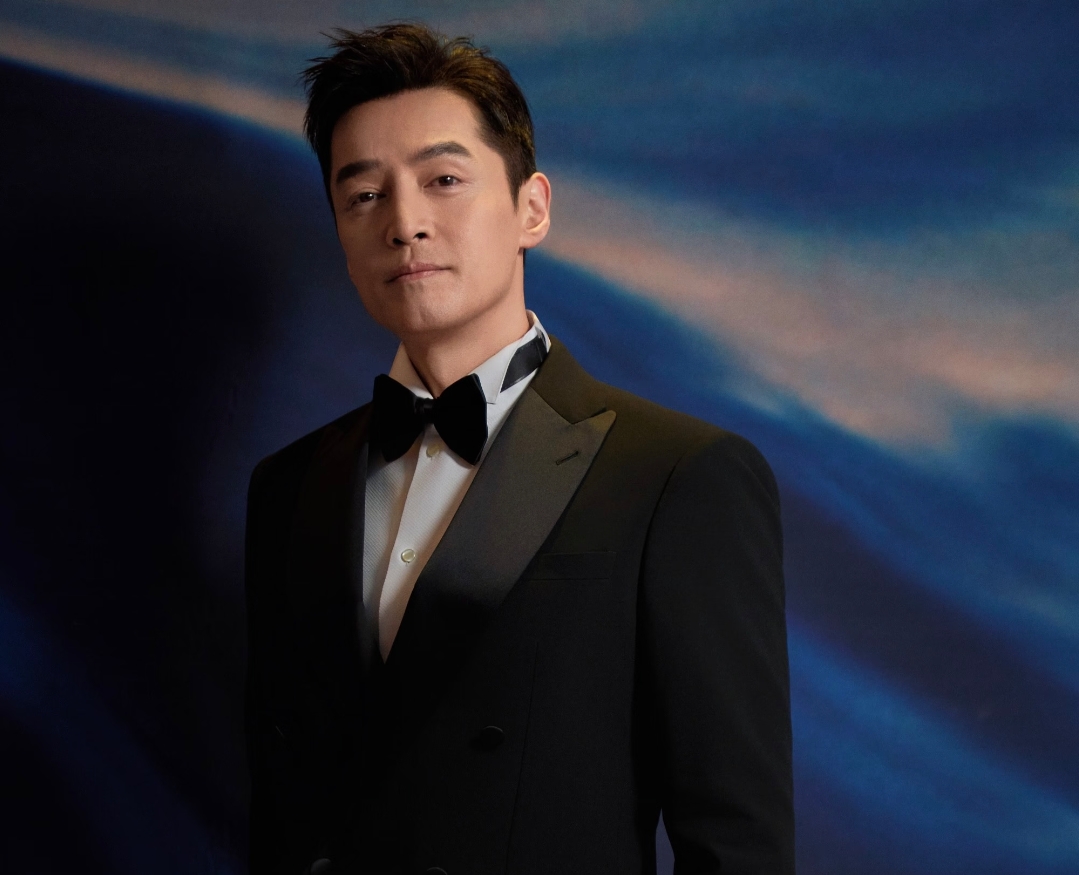 很少接综艺，不靠通告捞金，胡歌收入主要来源是什么
其实他早就把演员的职业壁垒焊得死死的，之前访谈里直接说不想把所有东西摊在观众面前，过度曝光会消解大家对角色的代入感，要做储存卡不做随时透支的信用卡。
他手里攒的经典角色IP本身就是长期饭票，从李逍遥、景天到梅长苏、《繁花》里的宝总，每部剧的长尾播放分