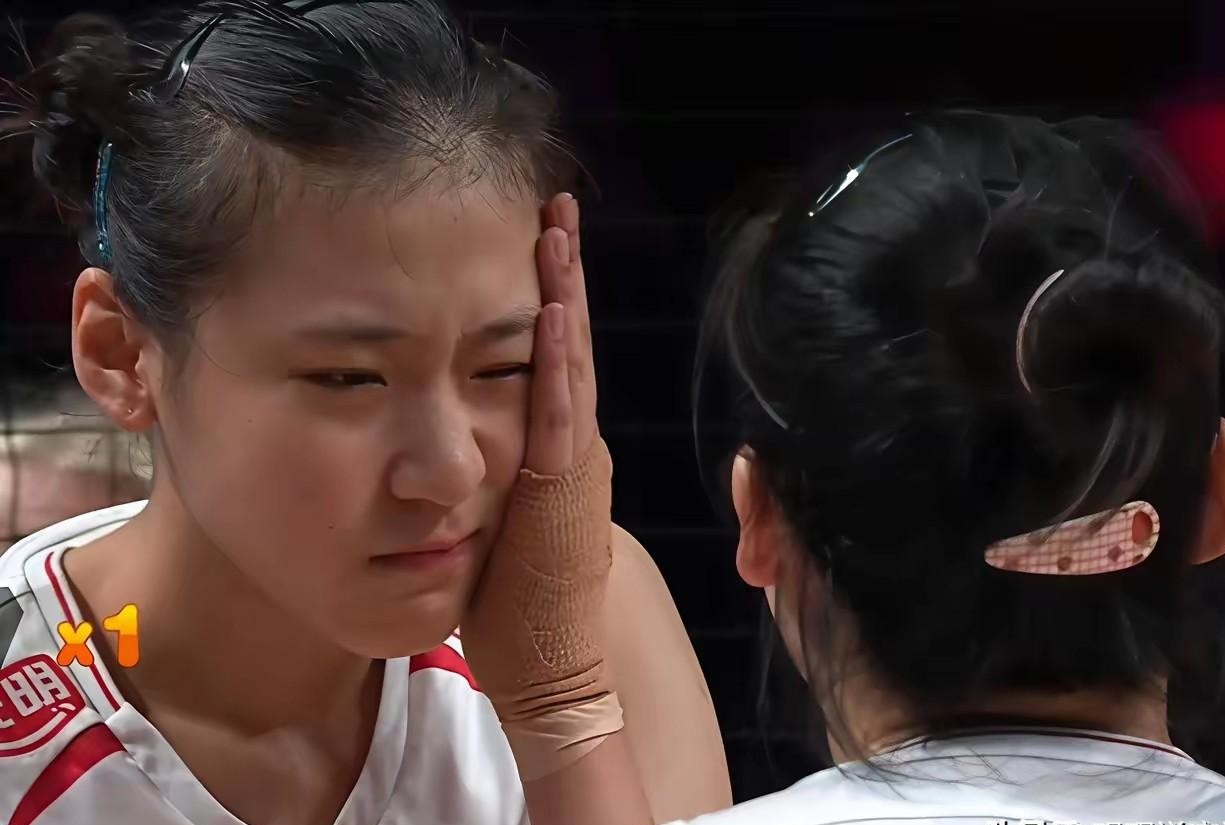 打完这一轮周期回过头看，中国女排现在面临的人员现实，可能比很多人预想的还要严峻。
最让人揪心的还是李盈莹的伤情。作为场上最核心的攻坚点，这一路下来几乎没怎么歇过，身上的伤病到底恢复到几成、能不能彻底跟上后续高强度的集训和对抗，目前看还是个未知数。
比伤病更棘手的，是关键位置的人才断层。
龚翔宇