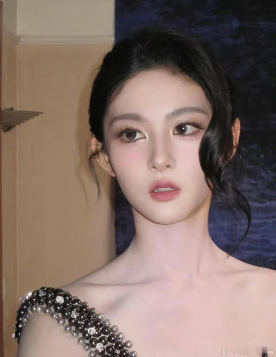白鹿离开于正后
看得出赵晴真的急了
在妆容上费尽心思
却弄巧成拙越来越像网红。
​赵晴的脸确实不够清晰
反正我是没太记住她的脸
出圈角色热度还不如绯闻的热度来得高
如果接下来两年还不能确定自己的风格
于正估计得放弃捧她了
所以现在卯足了劲在脸上花心思
只能说大概率要让于正失望了
​你觉得赵 ​