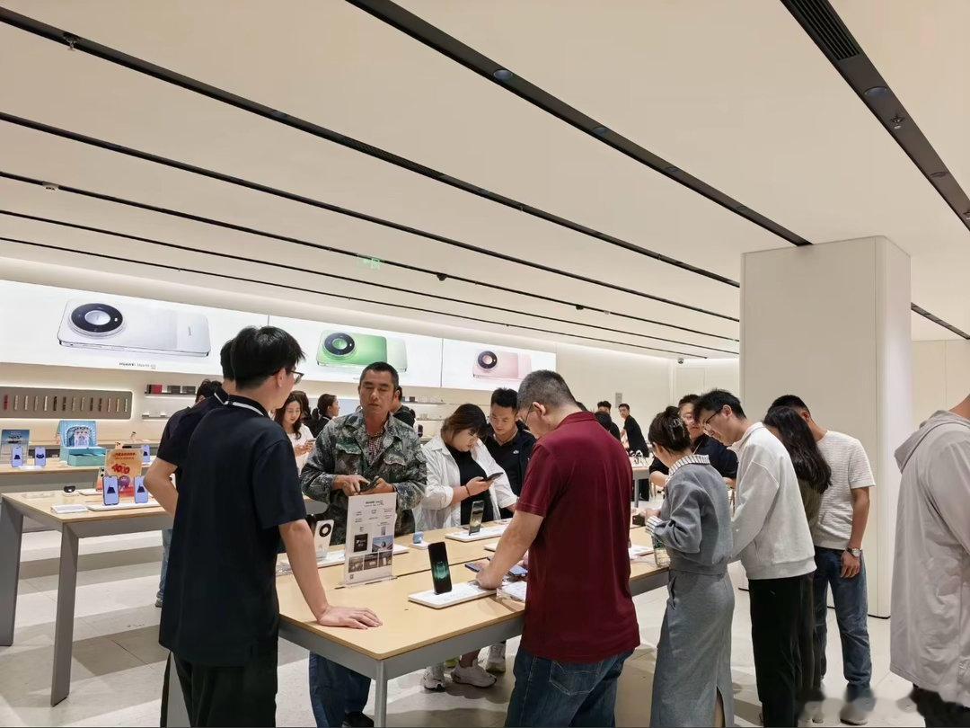 #华为Mate90ProMax顶配版成销售主力#今天去线下门店看，好多人，大家都是奔着Mate90系列去的，你们不是都说贵吗？有钱人还是太多了，多我一个会怎么样[柯基] ​